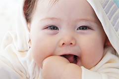 笑っている赤ちゃんの画像